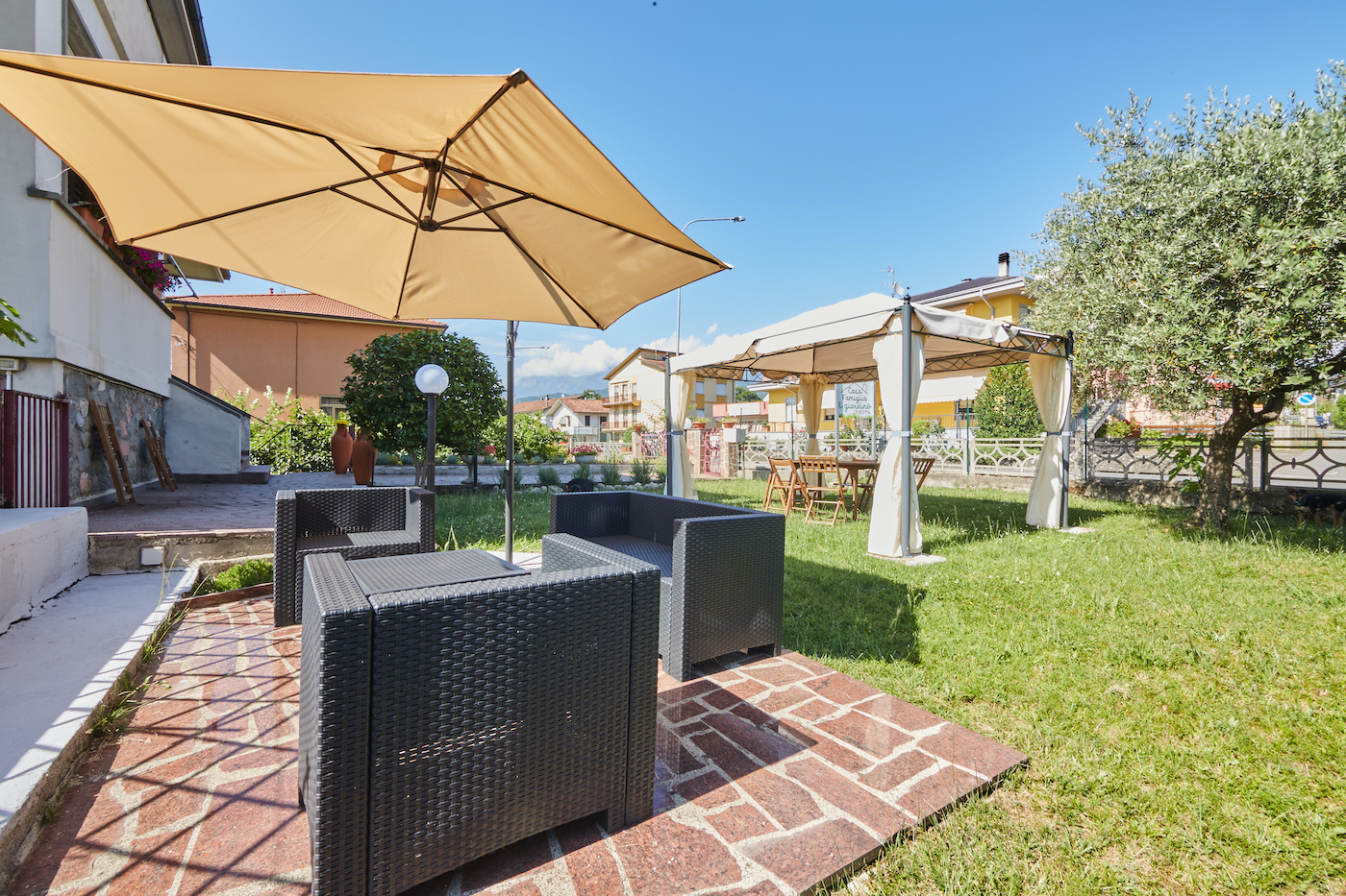 immagine esterni della casa famiglia il giardino