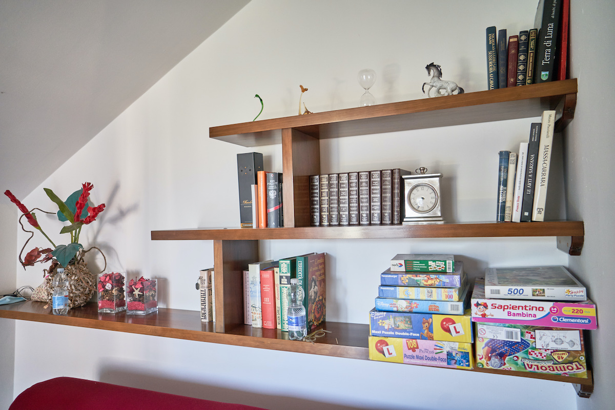 immagine libreria della casa famiglia il giardino