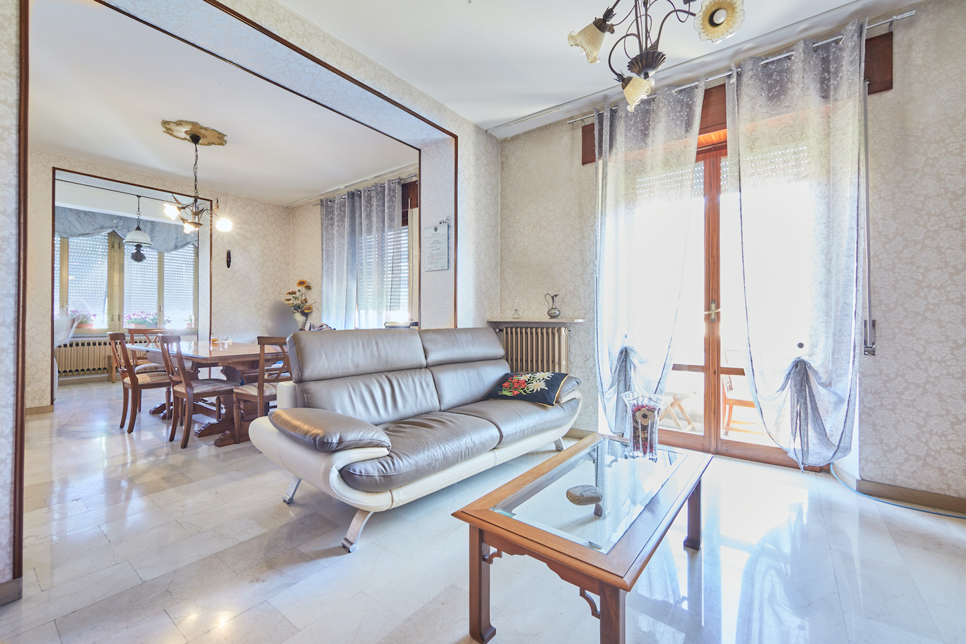 immagine salone della casa famiglia il giardino